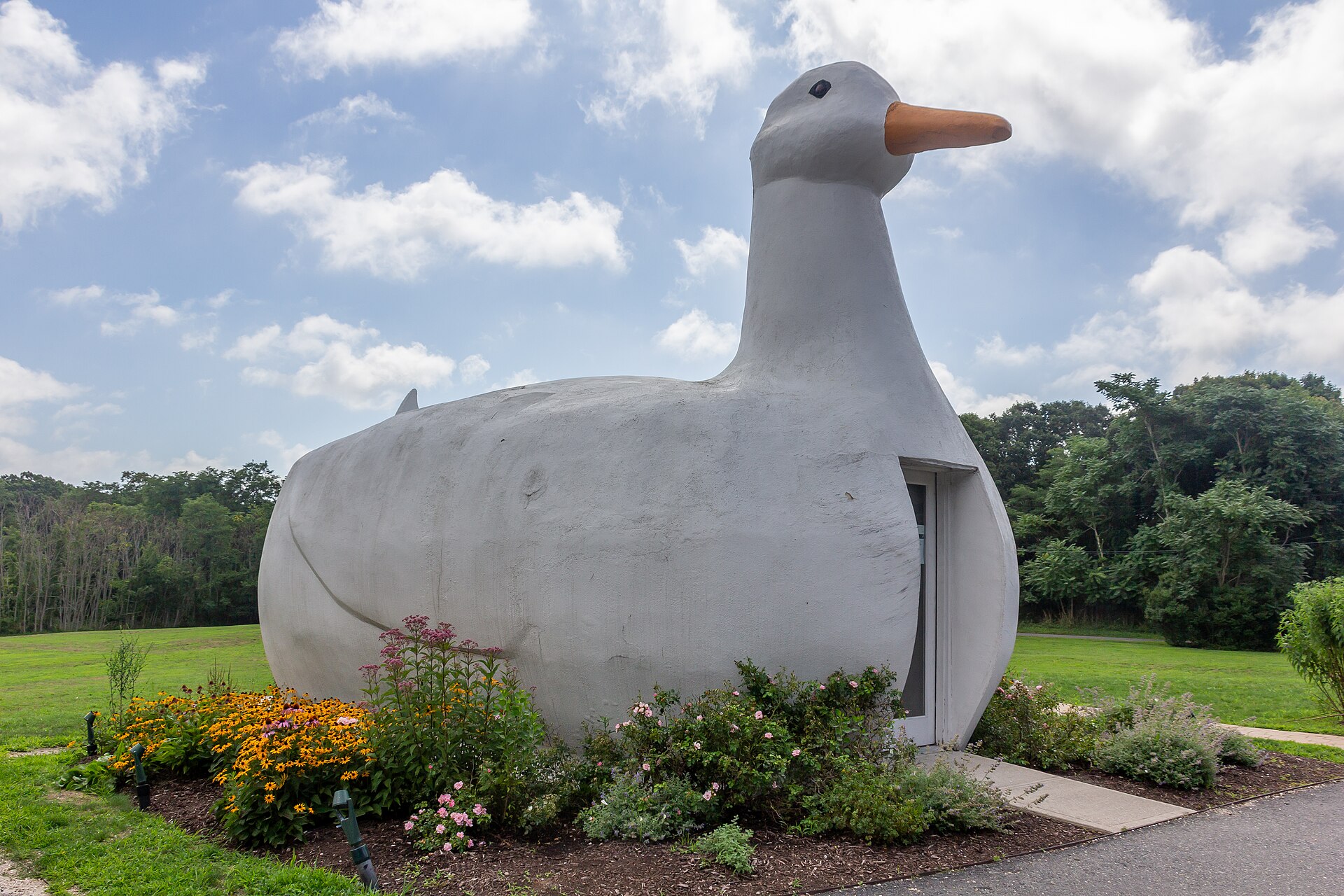 Big Duck, Long Island, USA. Photograph by Mike Peel. From Wikipedia